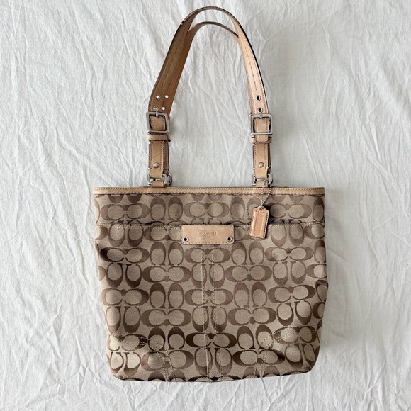 Vintage Coach Hamptons Signature Canvas Tote - Picture 2 of 9